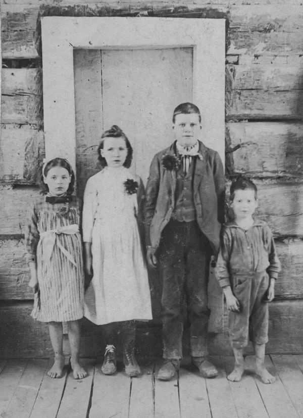 Ethel, Mary Jane, Wm., Walter Gilbert 1900 kids of Asa and Sophia Herd Gilbert